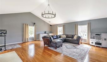 17 Mosher Dr, Barrington, RI 02806