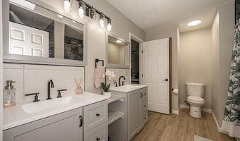 270 E Skyline Dr, Ballwin, MO 63011