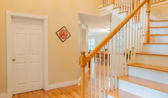 24 Surrey Ln, Falmouth, ME 04105