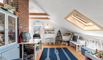 22 Greenough Pl, Newport, RI 02840
