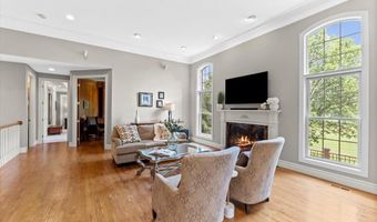324 Meadowbrook Country Club Est, Ballwin, MO 63011