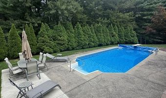 111 Cottonwood Ln, Agawam, MA 01001