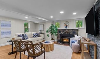 31 Brookside Dr, North Smithfield, RI 02896