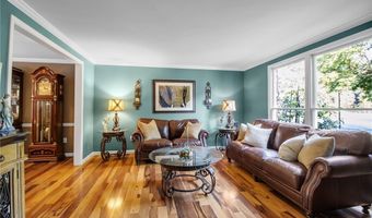 7 Shalamar Ct, Amherst, NY 14068