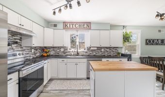 8 E Gate Dr, Alloway, NJ 07418