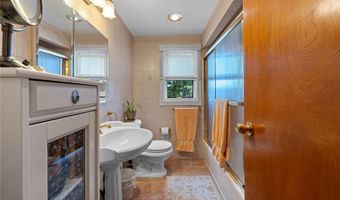 38 Hillvale Rd, Albertson, NY 11507