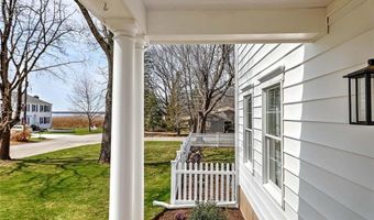 17 Mosher Dr, Barrington, RI 02806