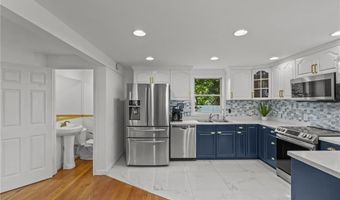 21 Lake Dr, North Kingstown, RI 02852