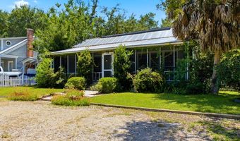 34 7th St, Apalachicola, FL 32320