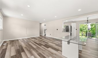 794 Robinhood Dr, Aurora, OH 44202