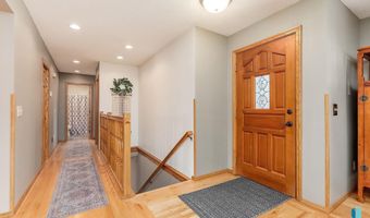 408 N Oak Ridge Rd, Brandon, SD 57005