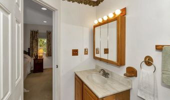 111 Cottonwood Ln, Agawam, MA 01001