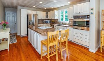 33 Oak Hill Dr, Johnston, RI 02919