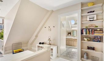 60 Division St, Newport, RI 02840