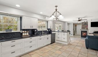 4 Twain Dr, Allentown, NJ 08501