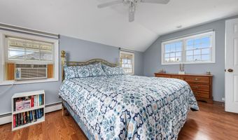 25 Meadow Ln, Amityville, NY 11701