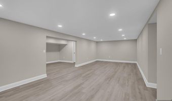 55 Maiden Ln, Bergenfield, NJ 07621