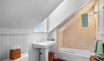 51 Ayrault St, Newport, RI 02840