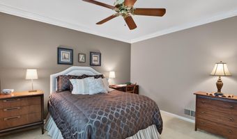 8024 GARLOT Dr, Annandale, VA 22003