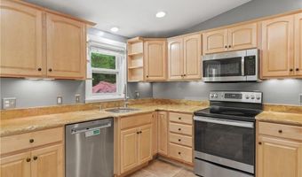 8 Ledgemont Dr, Lincoln, RI 02865