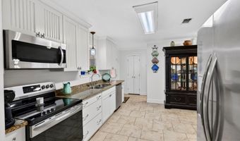 514 Sunset Dr, Bay St. Louis, MS 39520