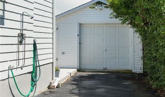37 Almy St, Newport, RI 02840