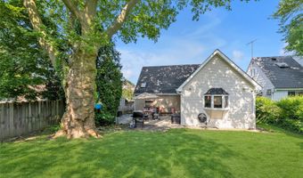 95 Falmouth Pl, Albertson, NY 11507