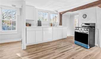 1382 Hope St, Bristol, RI 02809