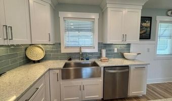 102 W Dobbs St, Atlantic Beach, NC 28512