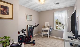 8 Mckay Ct, Warwick, RI 02889