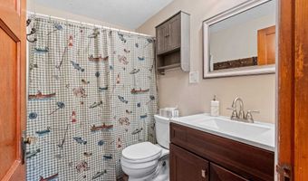 1833 N OWAISSA St, Appleton, WI 54911
