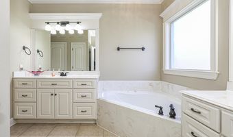 4006 Edgewater Dr, Benton, AR 72109