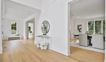 8 Fado Ln, Cos Cob, CT 06807