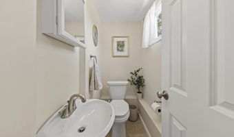 522 Mackey Ave, Belford, NJ 07718