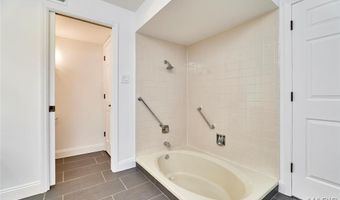 974 Claytonbrook Dr 1A, Ballwin, MO 63011