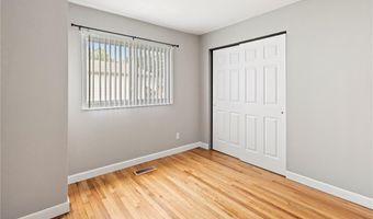 894 Napoli Dr, Ballwin, MO 63021