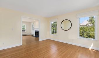 220 Island Dr, Middletown, RI 02842