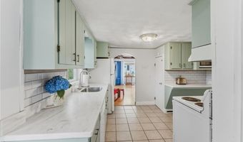34 Platt St, Bristol, RI 02809