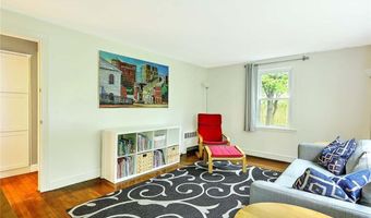 9 Roberta Dr, Barrington, RI 02806