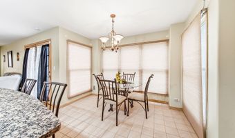 275 Farmhill Dr, Algonquin, IL 60102