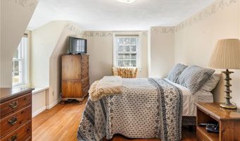 32 Tanglewood Trl, Narragansett, RI 02882