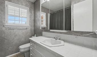345 Lakeside Dr, Altus, OK 73521