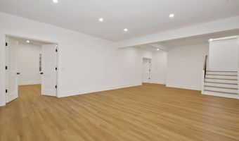 8 Fado Ln, Cos Cob, CT 06807