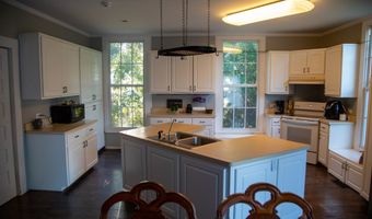 66 Weaver St, Baxley, GA 31513