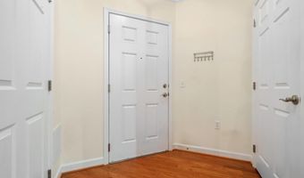 2101 N MONROE St 213, Arlington, VA 22207