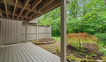 2208 Applewood Ct, Ann Arbor, MI 48103