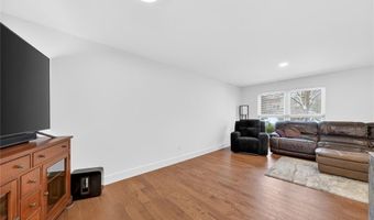 677 Turfwood Dr, Ballwin, MO 63021