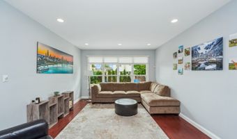 18 W Appletree Ln, Arlington Heights, IL 60004