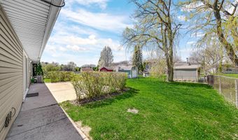 810 W Pine Ave, Roselle, IL 60172