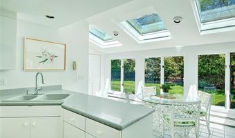 11 Henry Dr, Barrington, RI 02806